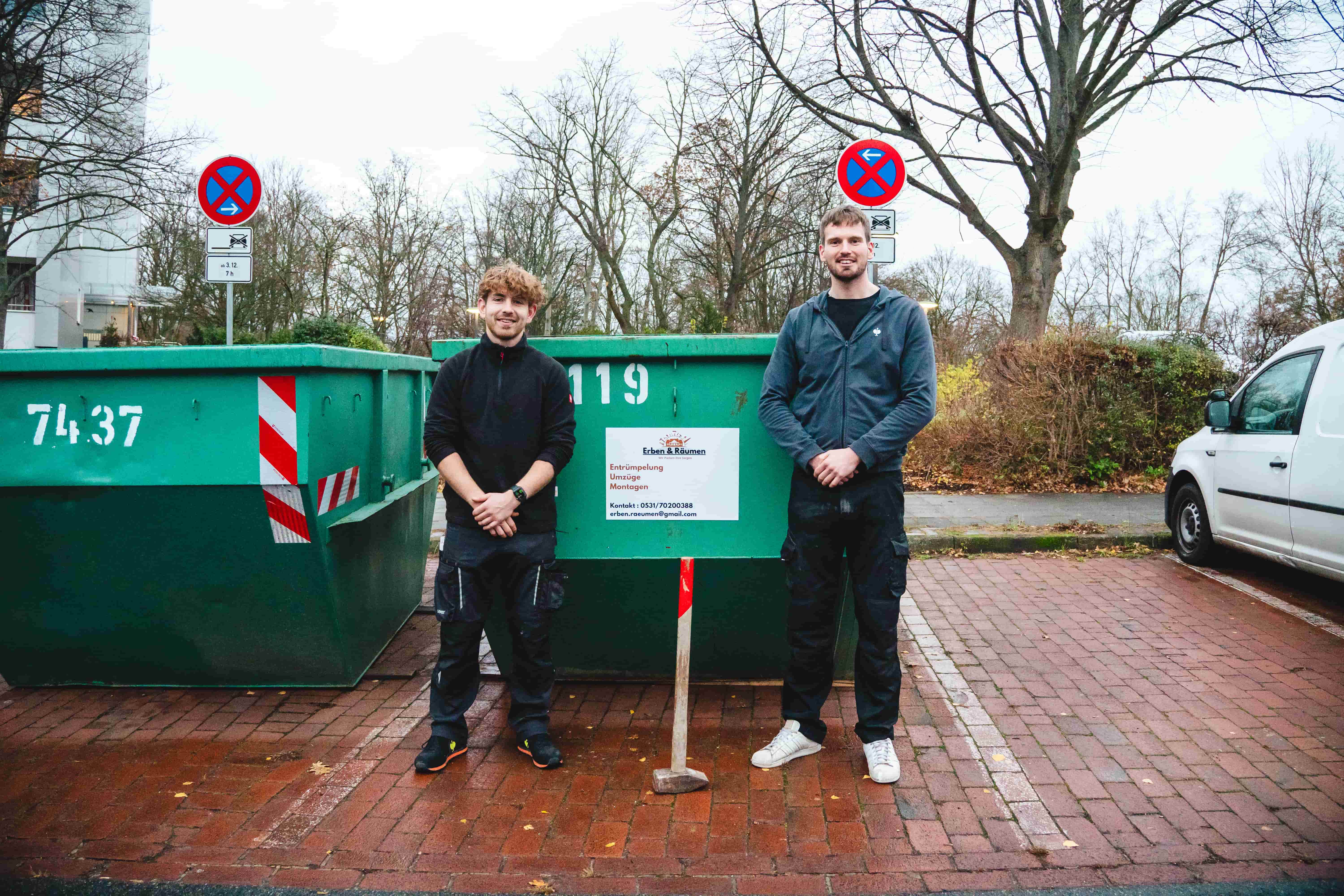 Team von Erben & Räumen mit eigenem Container für die Haushaltsauflösung in Braunschweig
