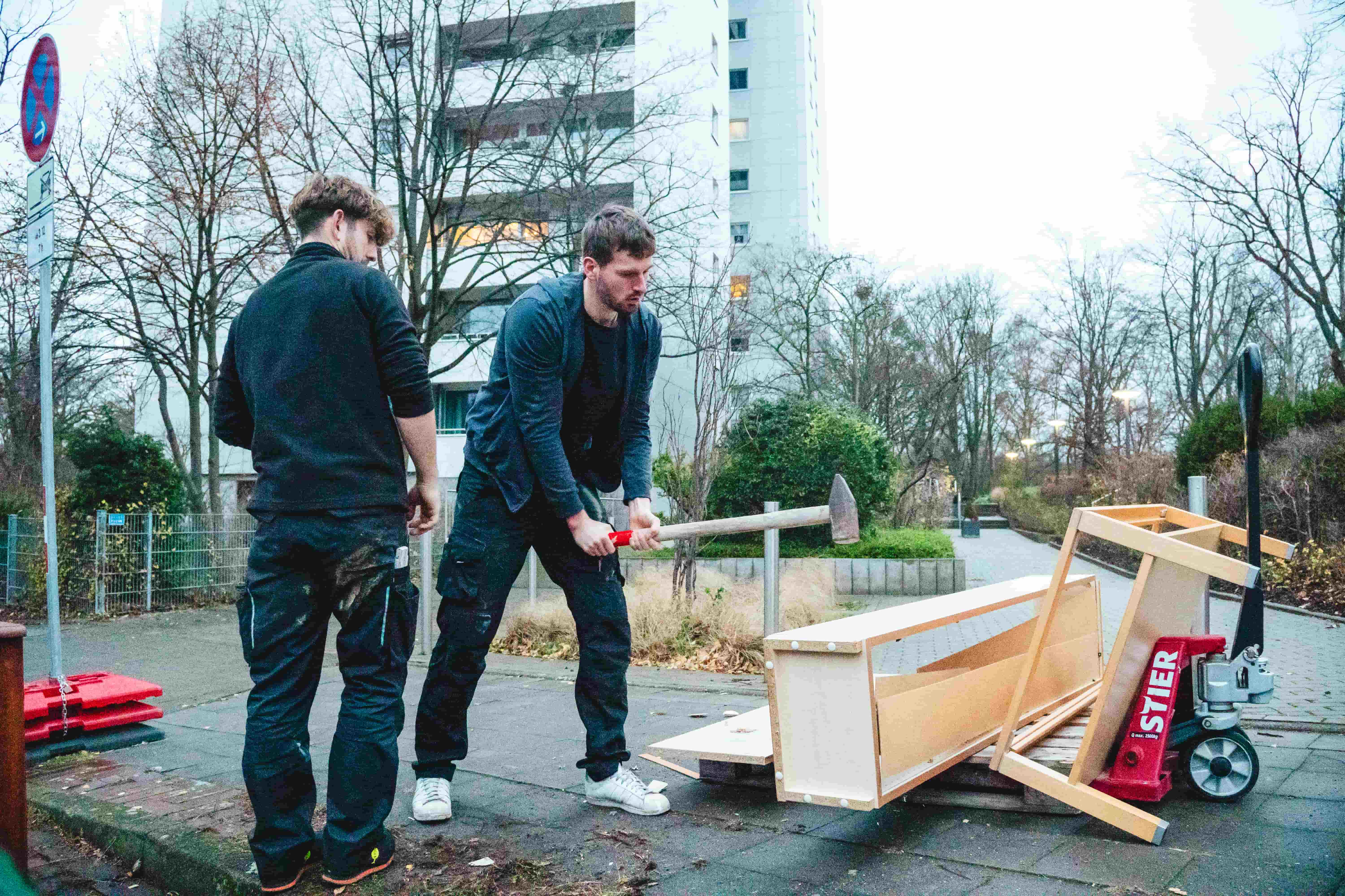 Erben & Räumen zerlegt vor Ort Möbel zur Entrümpelung in Braunschweig
