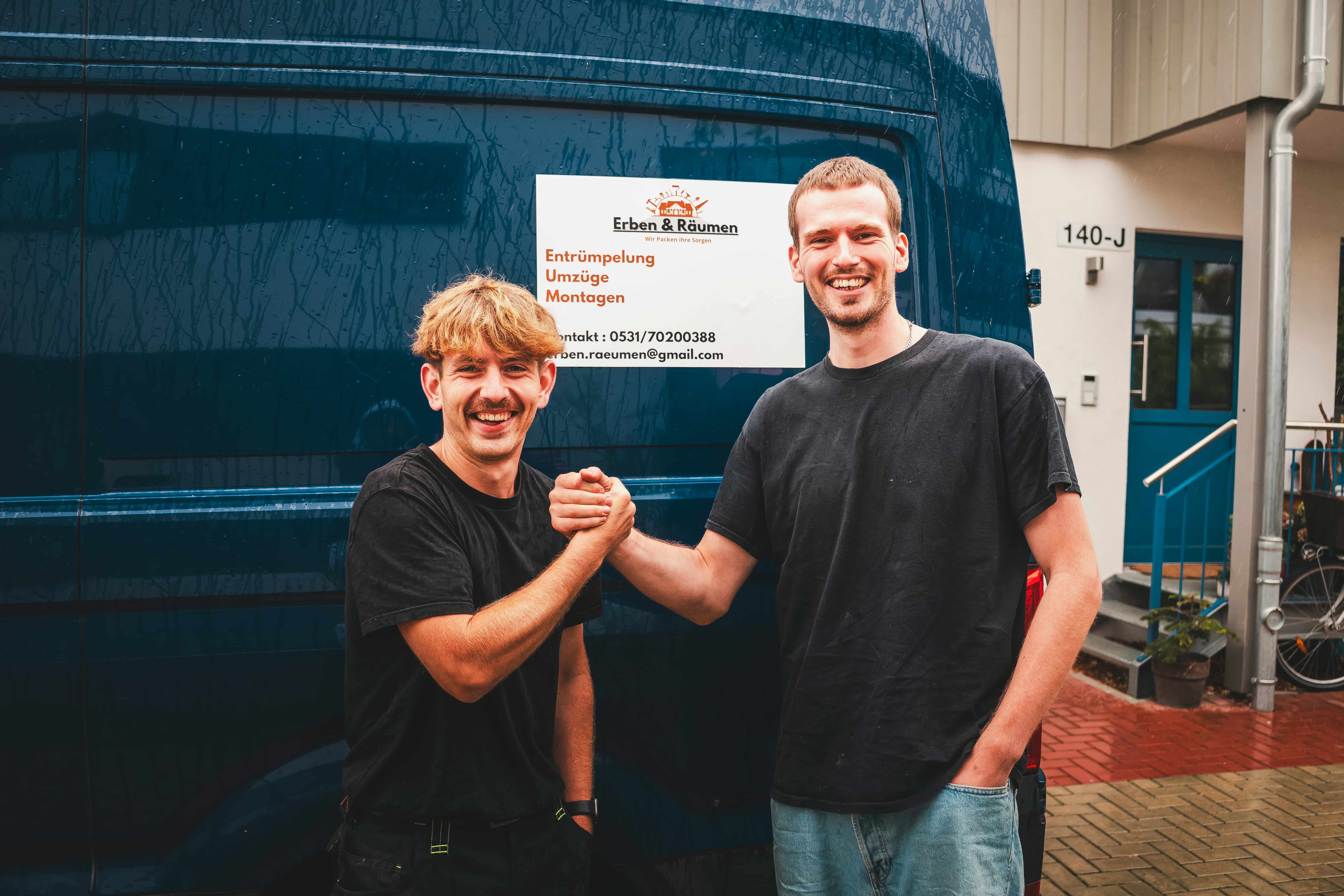 Team von Erben & Räumen per Handschlag vor dem Firmen-Transporter in Braunschweig
