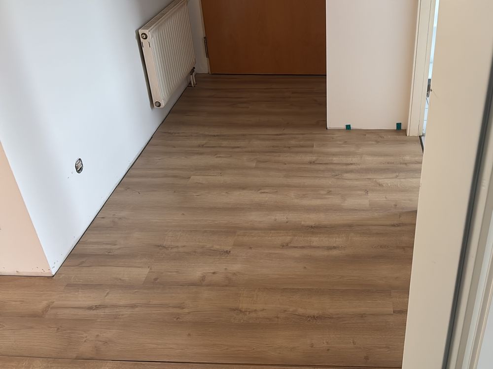 Heller Flur mit neu verlegtem Boden in Holzoptik