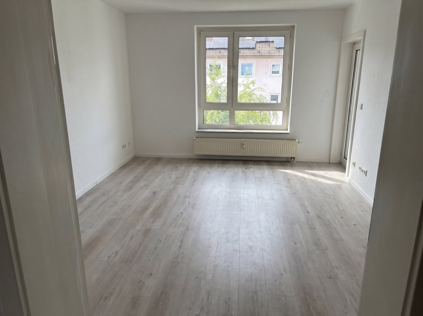 Nachher: Wohnzimmer im geräumten Zustand (KI-Visualisierung)