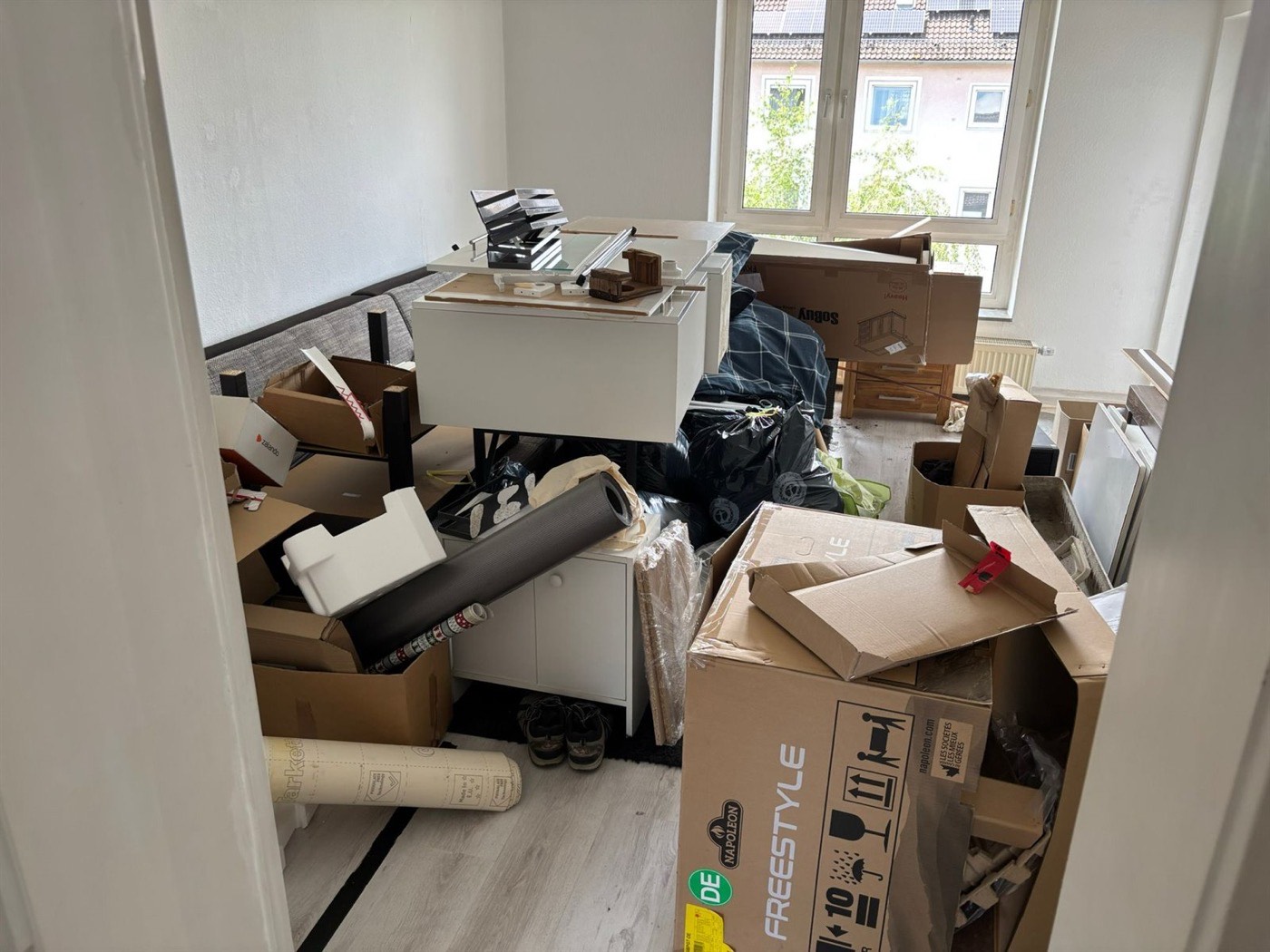 Vorher: Wohnzimmer vor der Räumung (Originalfoto)